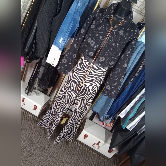 Pants. H&M DIVIDED. Size Large. Animal Print. Boot Cut Flare Leg - Picture 15 of 16